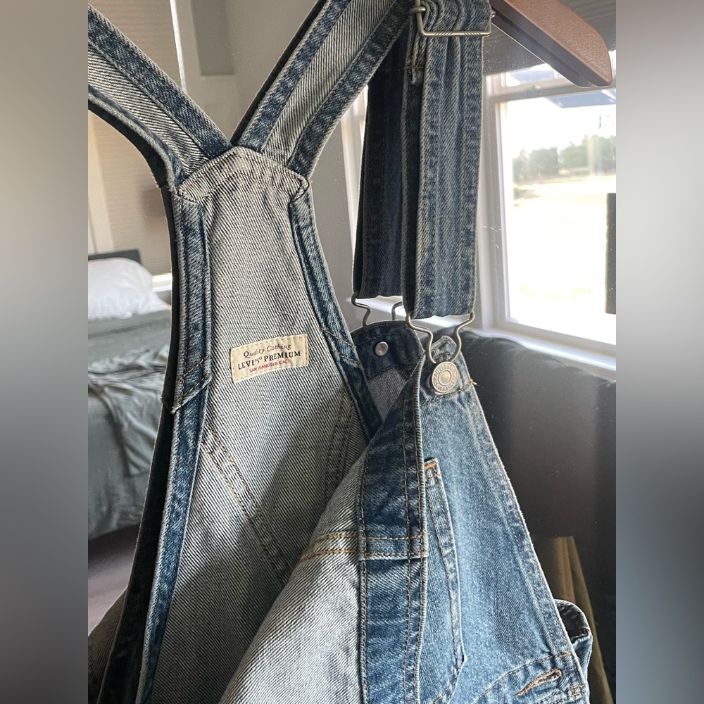 Levi’s Premium Vintage Shortalls - Denim Overall Shorts in Medium Wash - Picture 6 of 11